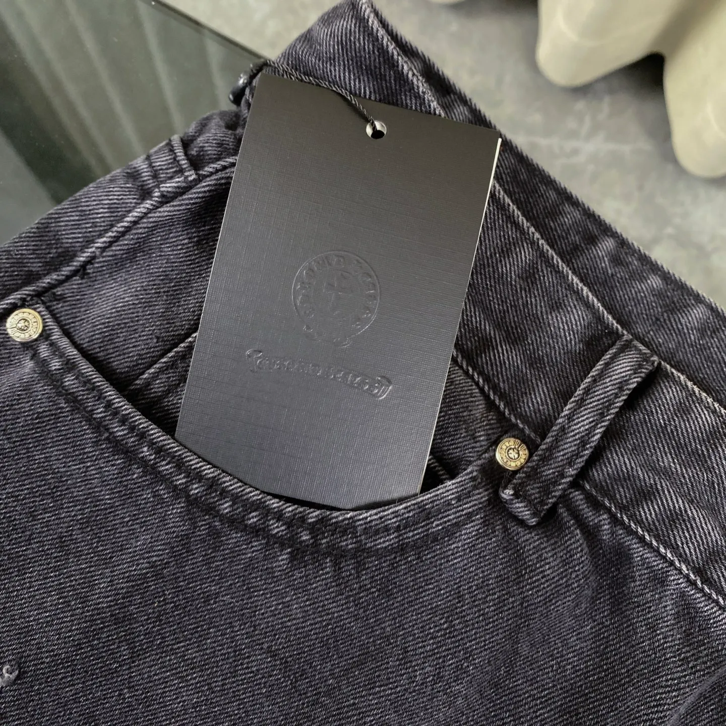 🅿️240 Correct version Chroe Hets CH black pink leather jeans, counter price 4W level, patchwork cross pattern embellishment, women's high-waisted washed jeans! ! Absolutely high-end luxury products, 1.9W level god-level single products, super popular products, built with top heavy industry, a magic weapon that cannot be missed [About Zangyin] This is an extremely luxurious fashion brand that can also be called the aristocrats of the high street. It has always been an exclusive brand for some hipsters or rich second generations. Compared with ordinary high streets, it is more luxurious and noble. Compared with luxury brands, it has a more fashionable personality and has always been a brand that I have a special liking for. A6632 [Top heavy industry fashionable design] Consistently high-street luxury style creation. Speaking of this style, the Zangyin family and GU family are definitely the leading representative brands. Especially the Zangyin family has really achieved a state-of-the-art effect in creating high-street style. The color system of this model is made of unique washed materials. It is already quite eye-catching. It is decorated with pink patchwork cross flowers, which cleverly highlights the charm of the brand. Secondly, this model uses classic The classic high-waist cutting design highlights the long legs and the fashionable temperament of the upper body. The brand is highly recognizable and the slim fit configuration is more suitable for daily wear. This product is a product that interprets personality, fashion, and specifications at a glance. This single product is enough to make any fan excited. It can be a white T-shirt for youthful preppy style, or a tight sling for royal lady style. It has strong matching ability and can be easily controlled by men.  [Material and craftsmanship] Needless to say, this point goes without saying. As an excellent craftsman brand, Zangyin has really perfect requirements for details and craftsmanship. The washed color of this model has gone through so many processes, not to mention the embellishment of the denim appliqués. It is also purely handmade and sewn. Just like what they believe in, only handmade things have soul and have the meaning of wear. A top-notch heavy-duty fashionable denim item, I look forward to your perfect interpretation! ! 28-34 corresponds to S-XL